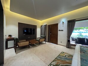 Ferienhaus, Badewanne, Flussblick | Zimmersafe, Schreibtisch, kostenloses WLAN