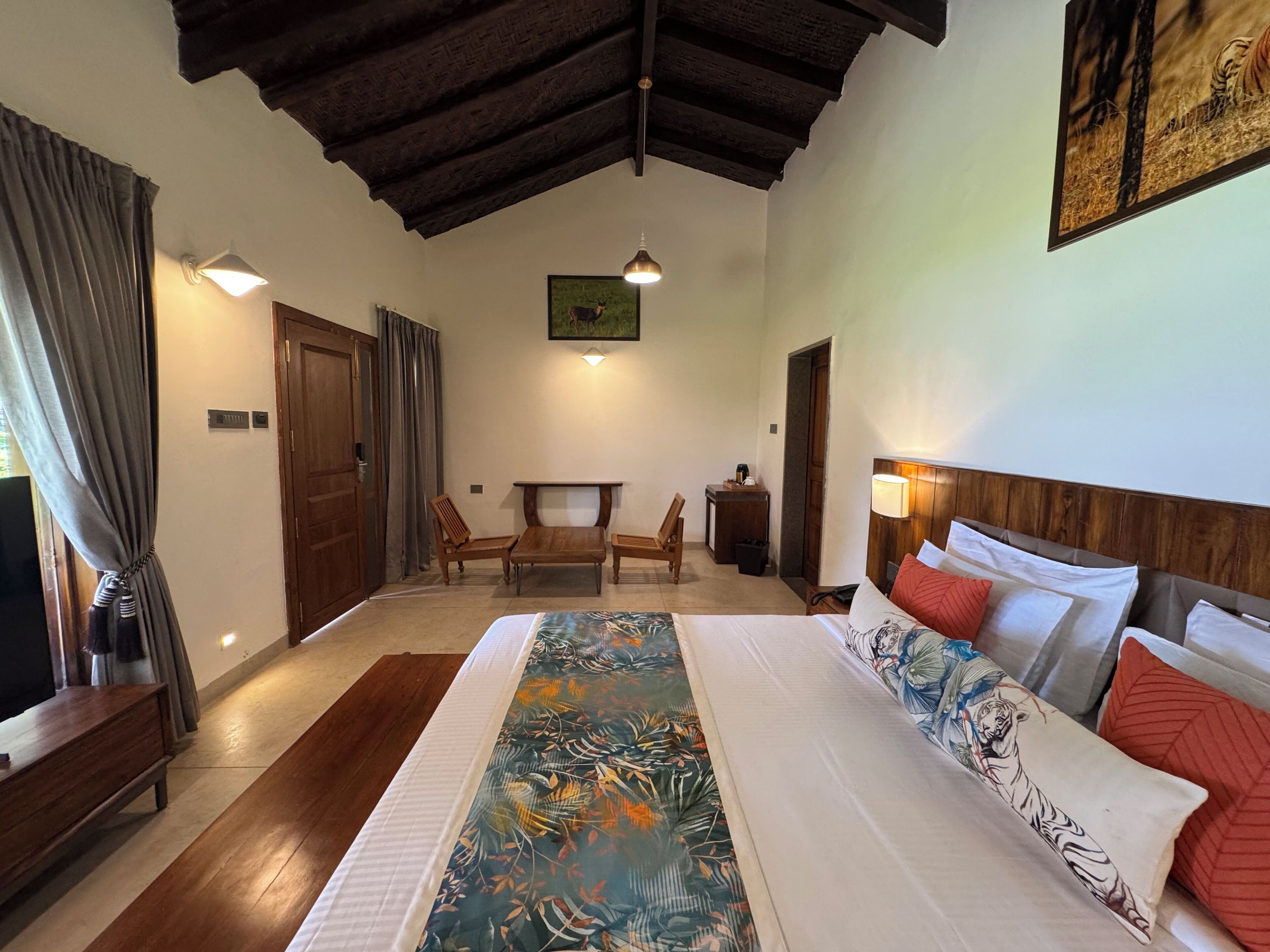 In-room safe, desk, free WiFi