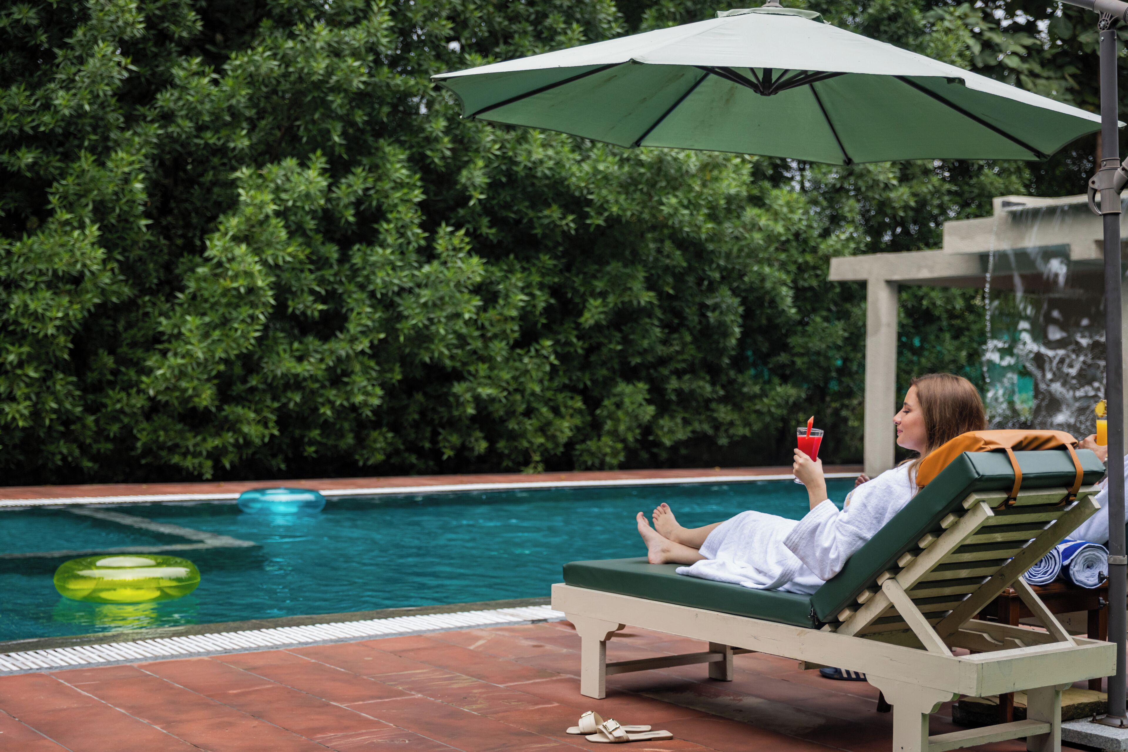 Una piscina al aire libre
