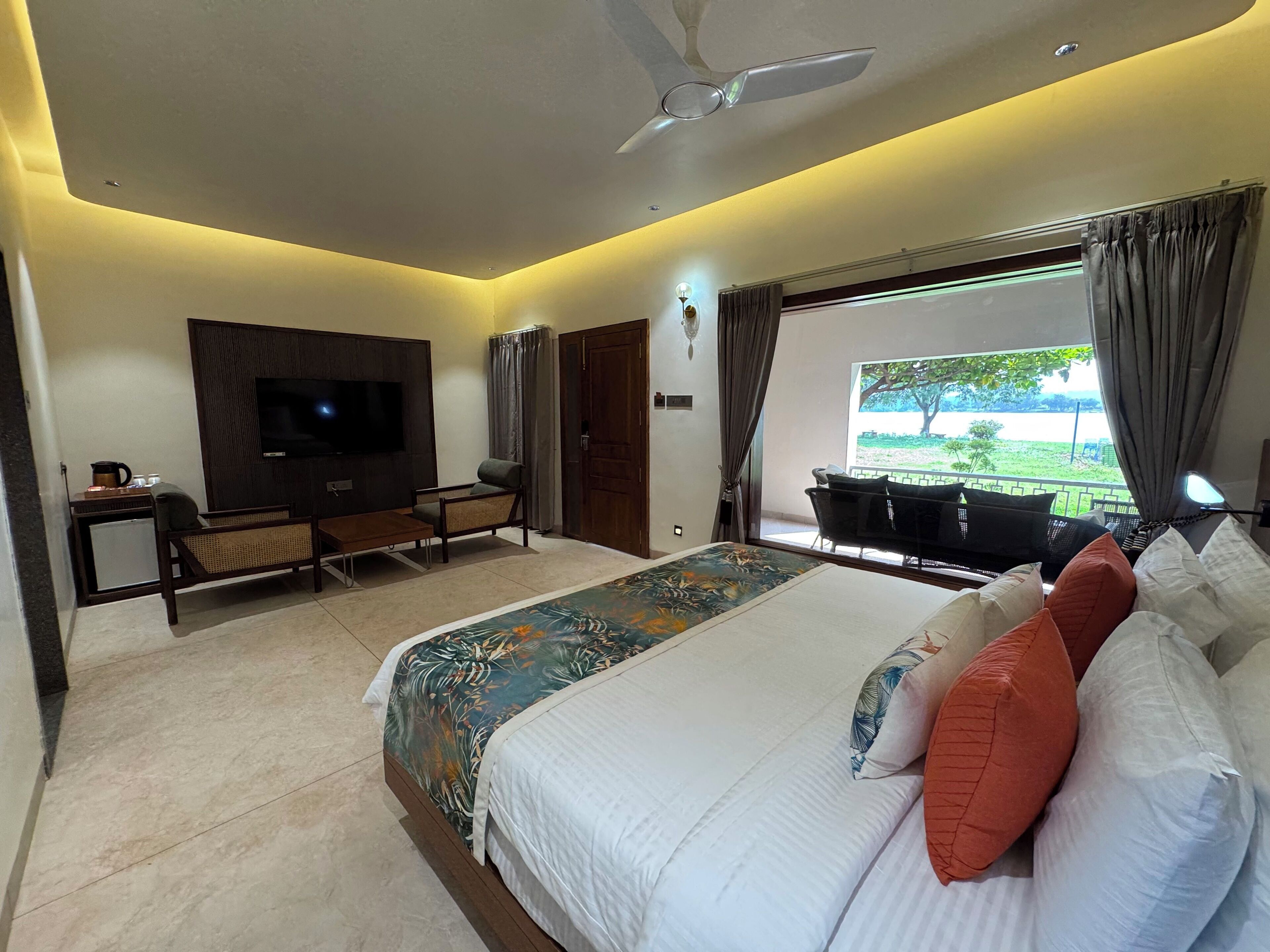 In-room safe, desk, free WiFi