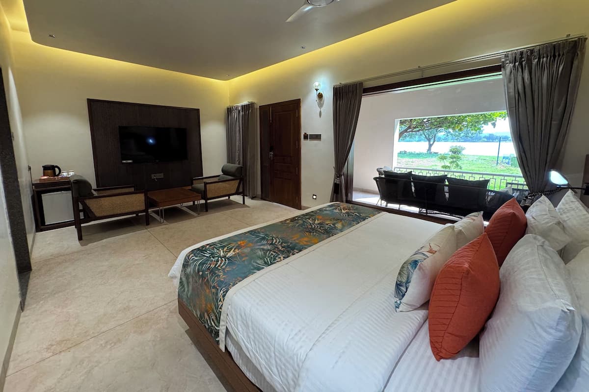 Ferienhaus, Badewanne, Flussblick | Zimmersafe, Schreibtisch, kostenloses WLAN