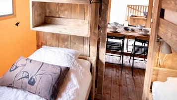 Luxe tent, uitzicht op de binnenplaats | Donsdekens, verduisterende gordijnen, een strijkplank/strijkijzer