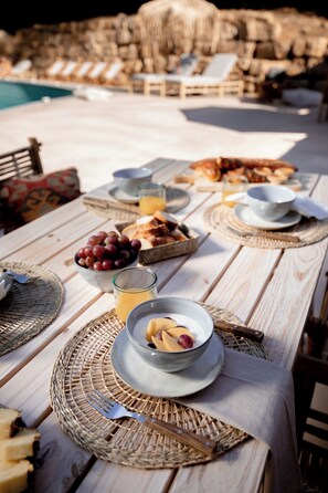 Petit déjeuner continental servi en supplément les week-ends