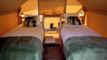 Basic-Zelt, Blick auf den Innenhof | Daunenbettdecken, Verdunkelungsvorhänge, Bügeleisen/Bügelbrett