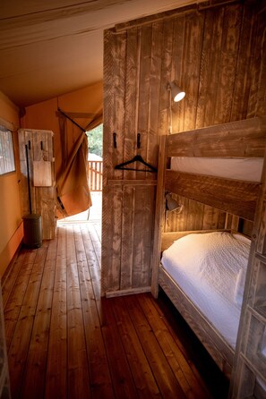 ألحفة محشوة بالريش وستائر تعتيم ومكواة/لوح كي وواي فاي مجانًا