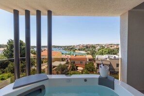 Outdoor spa tub - Villa golfista - An Architectural Jewel Steps from the Sea (pjescana uvala)