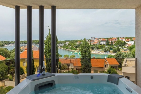 Outdoor spa tub
