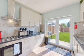 Private kitchen - Modern high spec 5 bed home by wembley stadium. (Greater London)