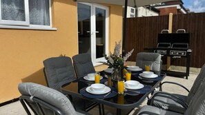 Outdoor dining - Modern high spec 5 bed home by wembley stadium. (Greater London)