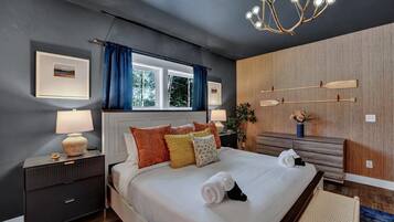 6 bedrooms, desk, iron/ironing board, travel crib