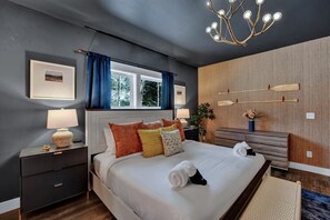 6 bedrooms, desk, iron/ironing board, travel crib