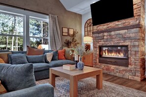 Smart-TV, Kamin, Bücher