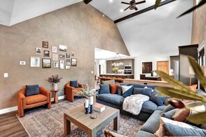 Smart TV, fireplace, books - Golf Sim, Game-Movie Room, Speakeasy Lounge, Hot tub, Sauna, Arcade Games! (Tobyhanna)