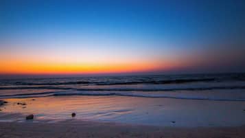Di pantai dan pasir putih