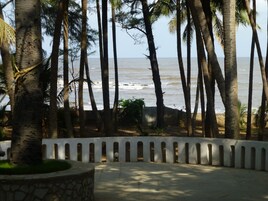 Di pantai dan pasir putih