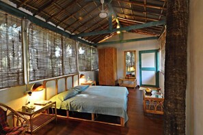 Ropa de cama de alta calidad, muebles diferentes y cortinas blackout 