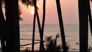 På stranden og hvit sand