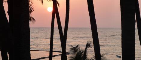 En la playa y playa de arena blanca