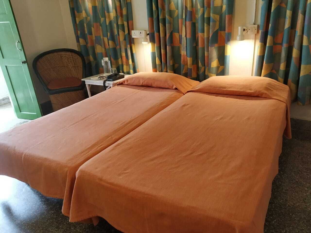 Habitació estàndard | Roba de llit d'alta qualitat, mobiliari individual i cortines opaques 