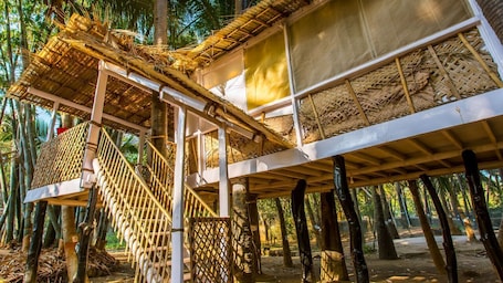 Ropa de cama de alta calidad, muebles diferentes y cortinas blackout . Manoribel