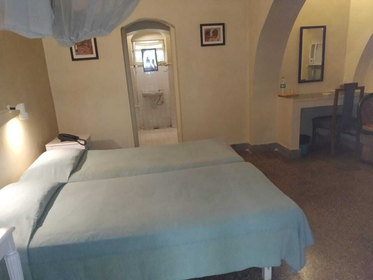 Habitació exclusiva | Roba de llit d'alta qualitat, mobiliari individual i cortines opaques 