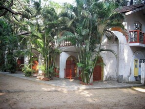 Ropa de cama de alta calidad, muebles diferentes y cortinas blackout 