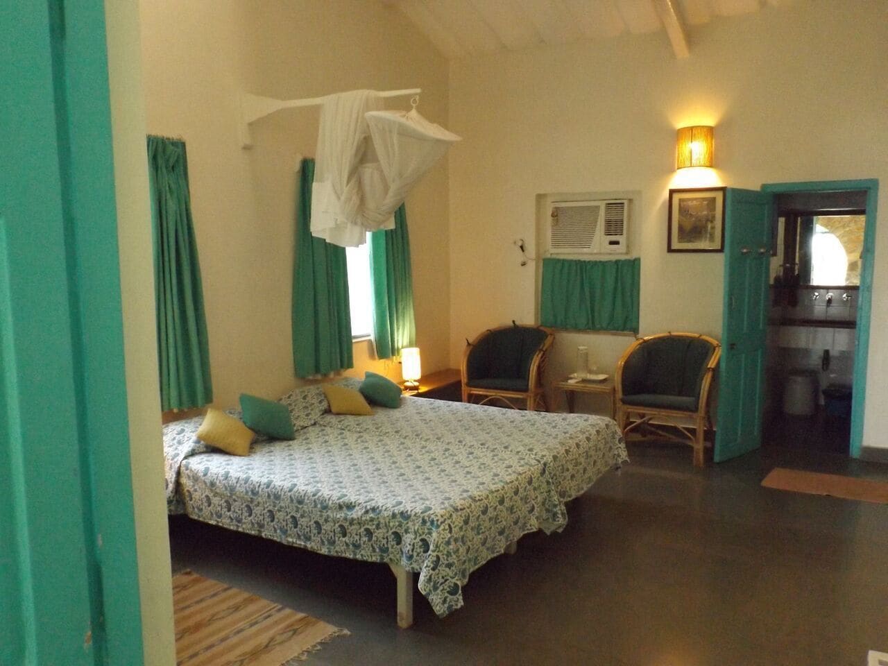 Casa rural econòmica | Roba de llit d'alta qualitat, mobiliari individual i cortines opaques 