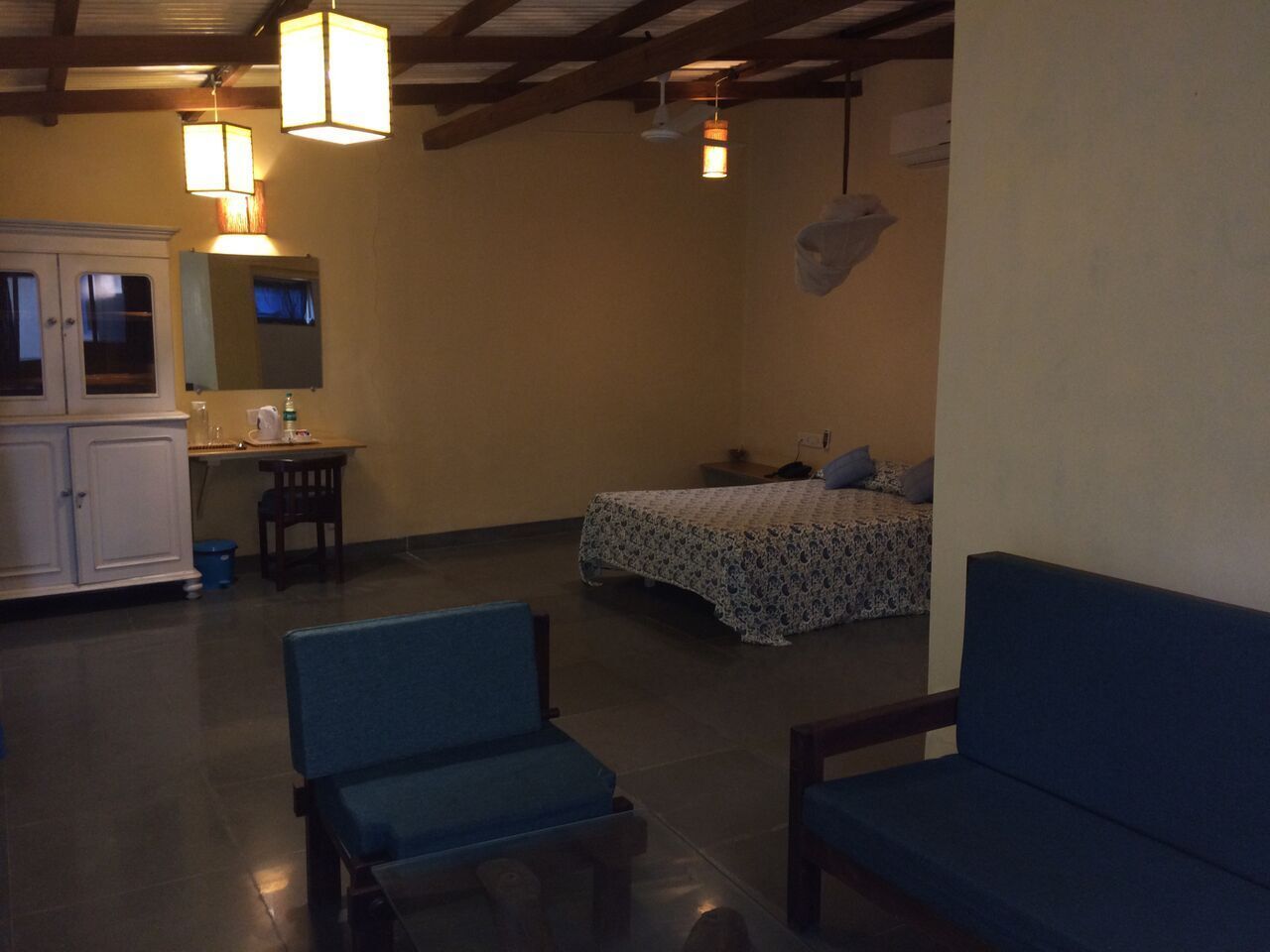 Habitació de luxe | Roba de llit d'alta qualitat, mobiliari individual i cortines opaques 