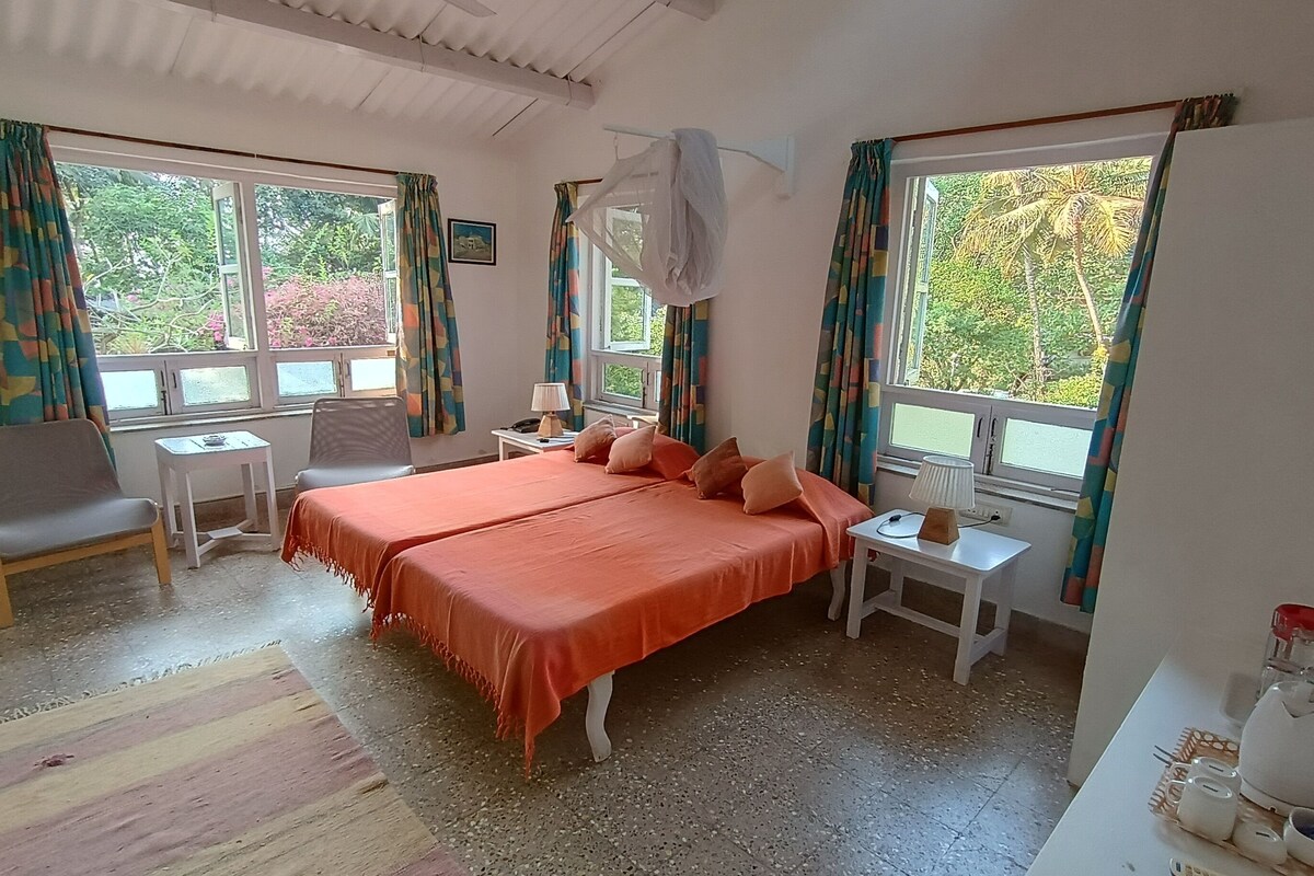 Garden Room J