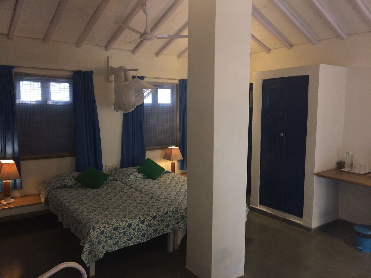 Casa rural executiva | Roba de llit d'alta qualitat, mobiliari individual i cortines opaques 