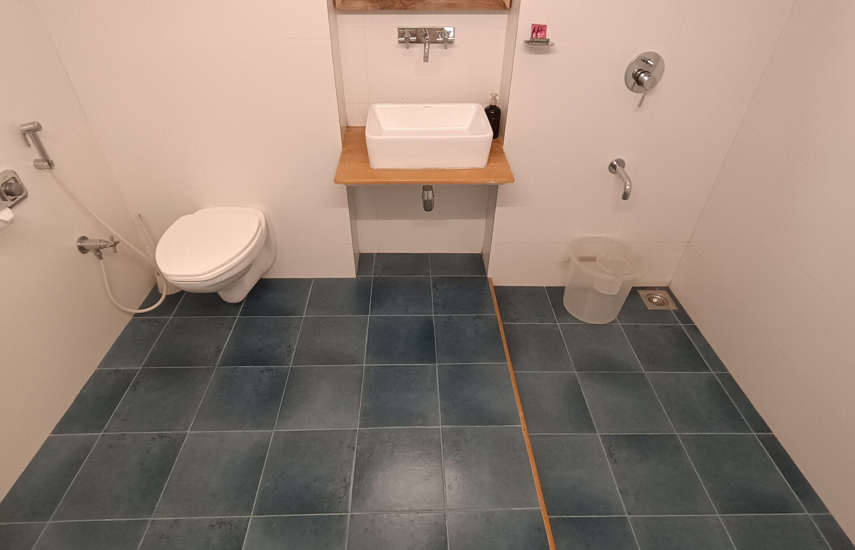 Ein Badezimmer mit Toilette, Waschbecken und Dusche.