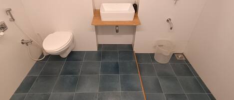 Ein Badezimmer mit Toilette, Waschbecken und Dusche.