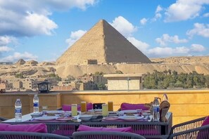 تناول الطعام بالخارج