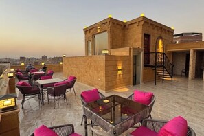 تناول الطعام بالخارج