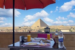 تناول الطعام بالخارج