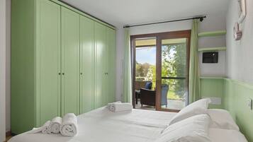 Habitación Deluxe, vista a la alberca | Muebles diferentes, cortinas blackout y tabla de planchar con plancha