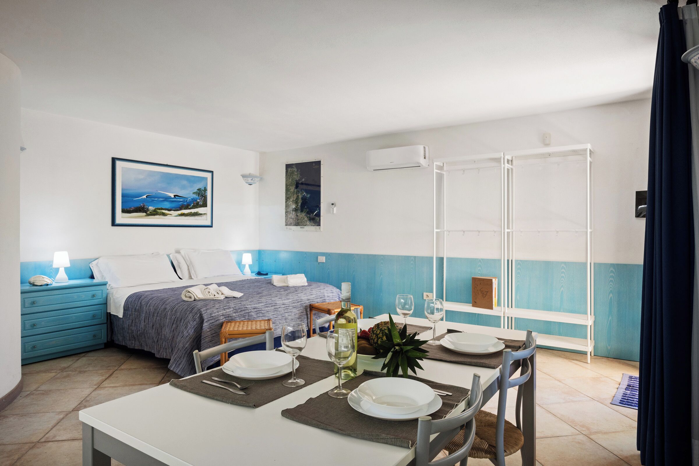 Minibar, muebles diferentes y cortinas blackout 