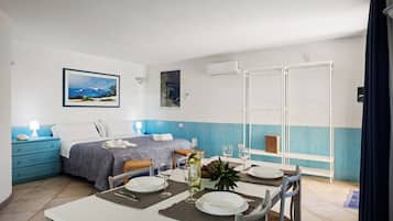 Minibar, muebles diferentes y cortinas blackout