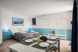 Minibar, muebles diferentes y cortinas blackout