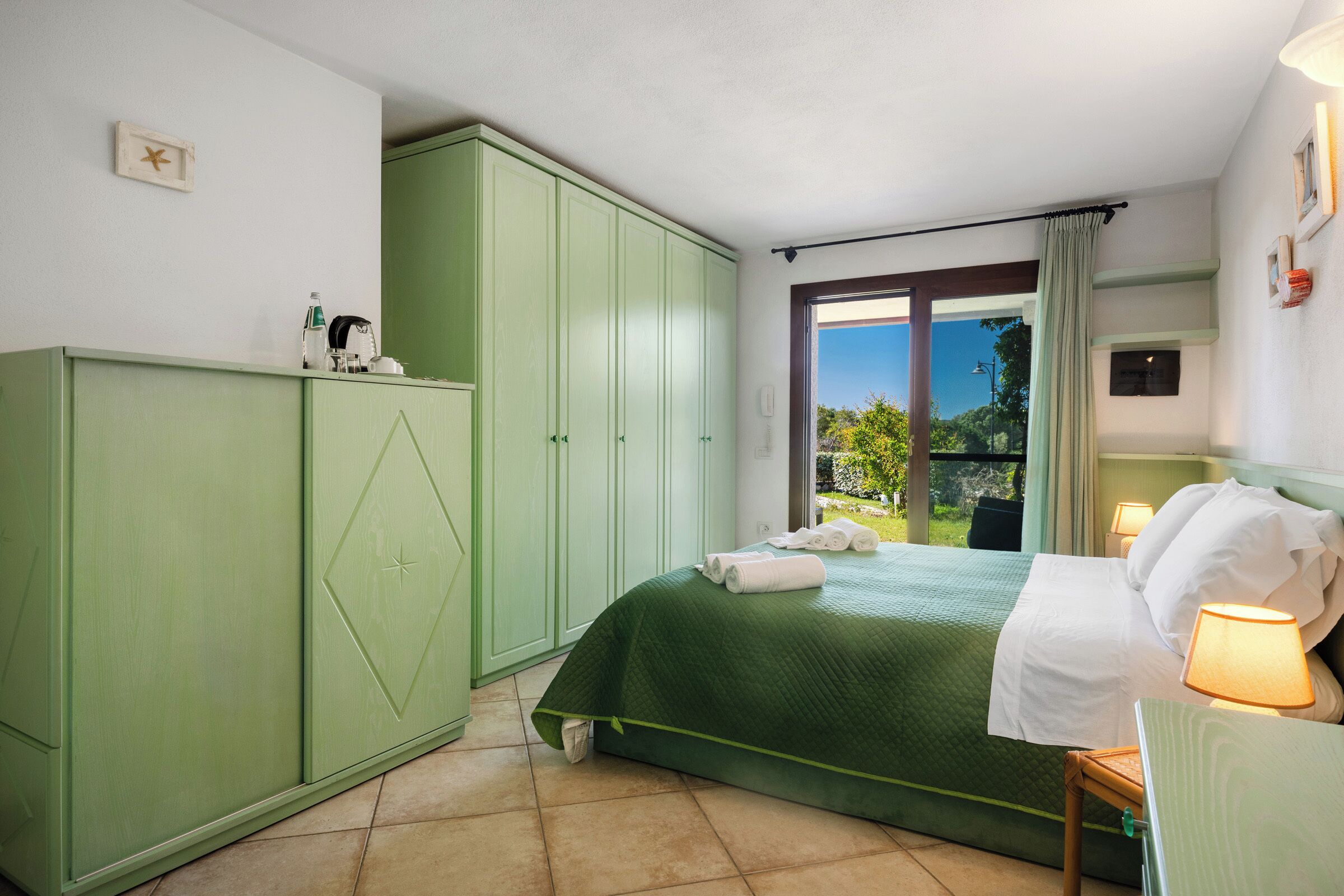Minibar, muebles diferentes y cortinas blackout 