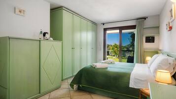 Minibar, muebles diferentes y cortinas blackout