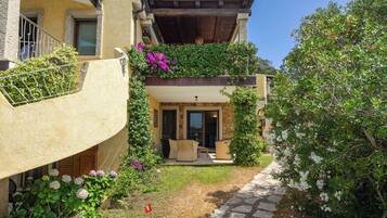 Vista frontal de la propiedad