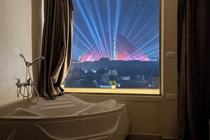 تجهيزات دش، حوض استحمام بنظام ضخ المياه، مجففات شعر، مراحيض شطف