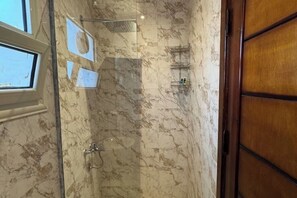 シャワー、ジェットバス、ヘアドライヤー、ビデ
