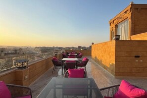 Outdoor dining - King Khufu suite (Giza Governorate)