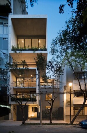 Exterior - Chic 2-bed condo in heart of Condesa with AC, high-speed internet (Ciudad de México)