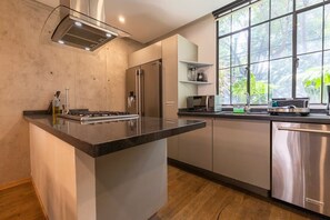 Private kitchen - Chic 2-bed condo in heart of Condesa with AC, high-speed internet (Ciudad de México)