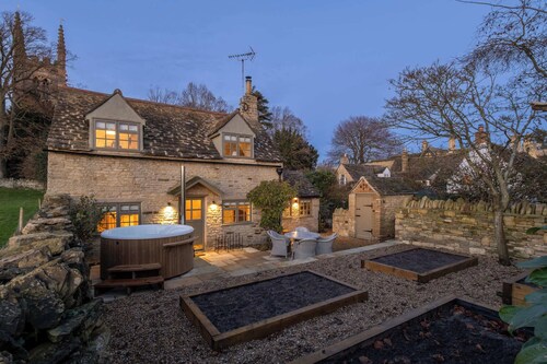 Olive Cottage with Woodfired Hot Tub