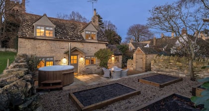 Olive Cottage with Woodfired Hot Tub