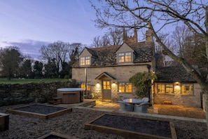Terrace/patio - Olive Cottage with Woodfired Hot Tub (Easton on the Hill)